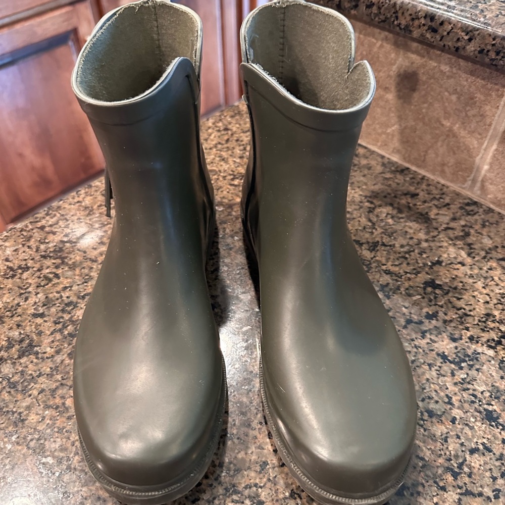 Capelli of New York Olive Green Rain Boots